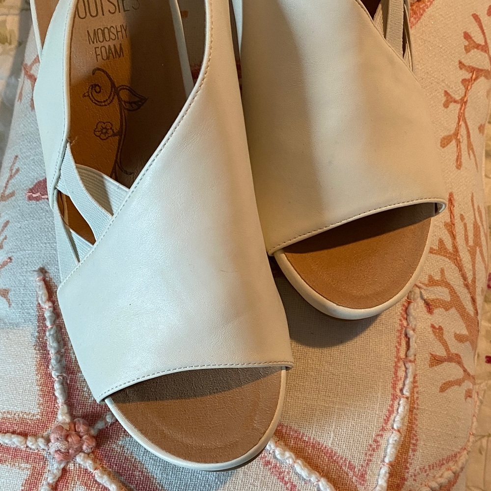 Mootsies Tootsies Cream Open-Toe sandals 8